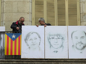 21F Vaga general. Plafons a la pla&ccedil;a del Vi amb els retrats dels presos pol&iacute;tics i els exiliats