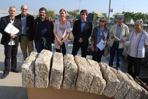 Visita a Mas Xirgu amb l'alcalde de Girona, Carles Puigdemont; la regidora del barri de Santa Eug&egrave;nia, Marta Madrenas; el president de l'Associaci&oacute; de Ve&iuml;ns de Santa Eug&egrave;nia, Ramon Macaya; els membres de la junta de l'Associaci&oacute; d'Amics de la UNESCO de Girona, Jordi Dalmau i Roser Ball&oacute;; el col&middot;laborador del butllet&iacute; informatiu eldimoni.com, Manel Mesquita; el professor de l'IES Santa Eug&egrave;nia, Jordi Vilamitjana. 18 d'octubre 2011