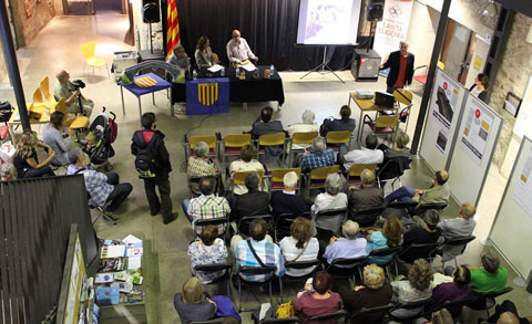 Presentaci&oacute; del projecte de reconstrucci&oacute; del Pont del Dimoni durant un acte celebrat al Centre C&iacute;vic Santa Eug&egrave;nia amb la pres&egrave;ncia de la tinent alcalde i regidora d'Ocupaci&oacute; i Empresa, Marta Madrenas. 14 d'octubre 2014