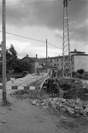 Obres de desmuntatge del pont del Dimoni, sobre el riu G&uuml;ell. 13 de juliol 1968