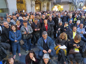 Presentaci&oacute; del llibre '1 judici (pol&iacute;tic) i 100 preguntes' de Jaume Alonso-Cuevillas amb Marcel&middot;la Topor, Llu&iacute;s Llach i Benet Salellas, a la pla&ccedil;a del Vi de Girona