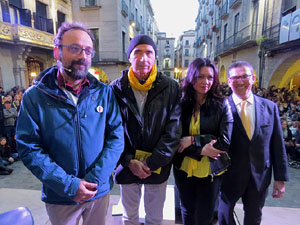 Presentaci&oacute; del llibre '1 judici (pol&iacute;tic) i 100 preguntes' de Jaume Alonso-Cuevillas amb Marcel&middot;la Topor, Llu&iacute;s Llach i Benet Salellas, a la pla&ccedil;a del Vi de Girona