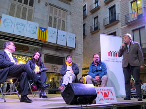 Presentaci&oacute; del llibre '1 judici (pol&iacute;tic) i 100 preguntes' de Jaume Alonso-Cuevillas amb Marcel&middot;la Topor, Llu&iacute;s Llach i Benet Salellas, a la pla&ccedil;a del Vi de Girona
