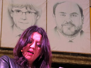 Presentaci&oacute; del llibre '1 judici (pol&iacute;tic) i 100 preguntes' de Jaume Alonso-Cuevillas amb Marcel&middot;la Topor, Llu&iacute;s Llach i Benet Salellas, a la pla&ccedil;a del Vi de Girona