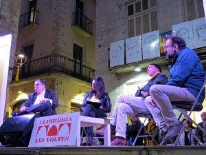 Presentaci&oacute; del llibre '1 judici (pol&iacute;tic) i 100 preguntes' de Jaume Alonso-Cuevillas amb Marcel&middot;la Topor, Llu&iacute;s Llach i Benet Salellas, a la pla&ccedil;a del Vi de Girona
