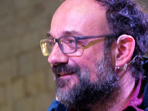 Presentaci&oacute; del llibre '1 judici (pol&iacute;tic) i 100 preguntes' de Jaume Alonso-Cuevillas amb Marcel&middot;la Topor, Llu&iacute;s Llach i Benet Salellas, a la pla&ccedil;a del Vi de Girona