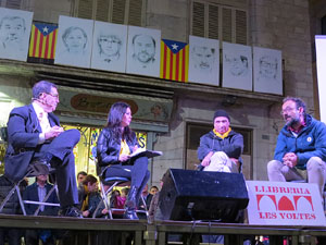 Presentaci&oacute; del llibre '1 judici (pol&iacute;tic) i 100 preguntes' de Jaume Alonso-Cuevillas amb Marcel&middot;la Topor, Llu&iacute;s Llach i Benet Salellas, a la pla&ccedil;a del Vi de Girona