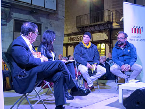 Presentaci&oacute; del llibre '1 judici (pol&iacute;tic) i 100 preguntes' de Jaume Alonso-Cuevillas amb Marcel&middot;la Topor, Llu&iacute;s Llach i Benet Salellas, a la pla&ccedil;a del Vi de Girona