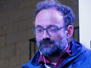 Presentaci&oacute; del llibre '1 judici (pol&iacute;tic) i 100 preguntes' de Jaume Alonso-Cuevillas amb Marcel&middot;la Topor, Llu&iacute;s Llach i Benet Salellas, a la pla&ccedil;a del Vi de Girona