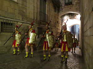 Setmana Santa 2019 a Girona. Sortida dels Manaies per lliurar el Pen&oacute;