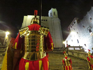 Setmana Santa 2019 a Girona. Sortida dels Manaies per lliurar el Pen&oacute;