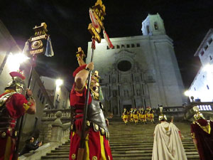 Setmana Santa 2019 a Girona. Sortida dels Manaies per lliurar el Pen&oacute;