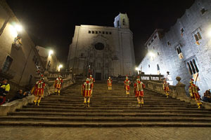 Setmana Santa 2019 a Girona. Sortida dels Manaies per lliurar el Pen&oacute;