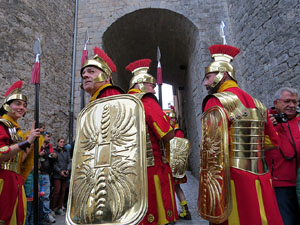 Setmana Santa 2019 a Girona. Sortida dels Manaies per lliurar el Pen&oacute;
