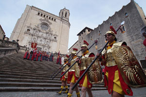 Setmana Santa 2019 a Girona. Sortida dels Manaies per lliurar el Pen&oacute;