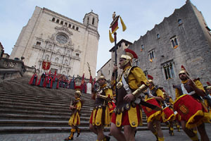 Setmana Santa 2019 a Girona. Sortida dels Manaies per lliurar el Pen&oacute;