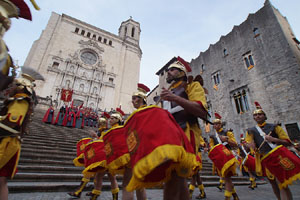 Setmana Santa 2019 a Girona. Sortida dels Manaies per lliurar el Pen&oacute;