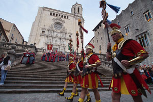Setmana Santa 2019 a Girona. Sortida dels Manaies per lliurar el Pen&oacute;