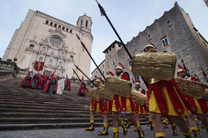 Setmana Santa 2019 a Girona. Sortida dels Manaies per lliurar el Pen&oacute;