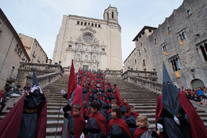 Setmana Santa 2019 a Girona. Sortida dels Manaies per lliurar el Pen&oacute;