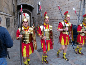 Setmana Santa 2019 a Girona. Sortida dels Manaies per lliurar el Pen&oacute;