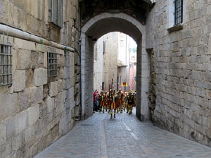 Setmana Santa 2019 a Girona. Sortida dels Manaies per lliurar el Pen&oacute;