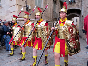 Setmana Santa 2019 a Girona. Sortida dels Manaies per lliurar el Pen&oacute;
