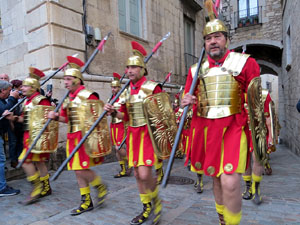 Setmana Santa 2019 a Girona. Sortida dels Manaies per lliurar el Pen&oacute;