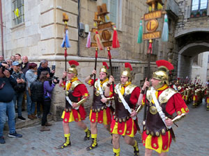 Setmana Santa 2019 a Girona. Sortida dels Manaies per lliurar el Pen&oacute;
