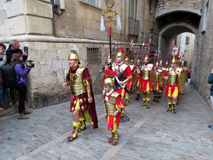 Setmana Santa 2019 a Girona. Sortida dels Manaies per lliurar el Pen&oacute;