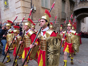 Setmana Santa 2019 a Girona. Sortida dels Manaies per lliurar el Pen&oacute;