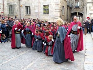 Setmana Santa 2019 a Girona. Sortida dels Manaies per lliurar el Pen&oacute;