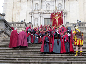 Setmana Santa 2019 a Girona. Sortida dels Manaies per lliurar el Pen&oacute;