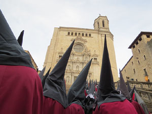 Setmana Santa 2019 a Girona. Sortida dels Manaies per lliurar el Pen&oacute;
