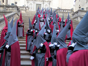 Setmana Santa 2019 a Girona. Sortida dels Manaies per lliurar el Pen&oacute;