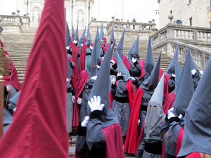 Setmana Santa 2019 a Girona. Sortida dels Manaies per lliurar el Pen&oacute;