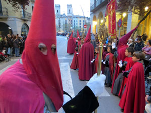 Setmana Santa 2019 a Girona. Sortida dels Manaies per lliurar el Pen&oacute;