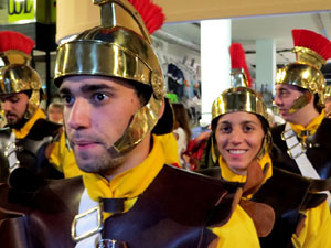 Setmana Santa 2019 a Girona. Sortida dels Manaies per lliurar el Pen&oacute;