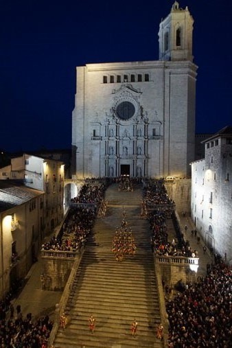 Sortida dels Manaies de Girona de la Catedral. Process&oacute; del Santa Enterrament 2019