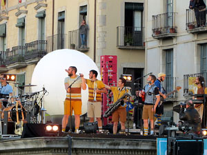Festival Strenes 2019. Concert inaugural al terrat del punt d'Informaci&oacute; de la Rambla, a c&agrave;rrec d'Oques Grasses