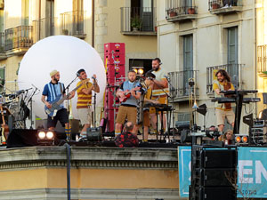 Festival Strenes 2019. Concert inaugural al terrat del punt d'Informaci&oacute; de la Rambla, a c&agrave;rrec d'Oques Grasses