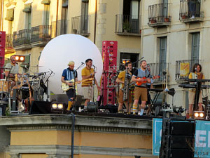 Festival Strenes 2019. Concert inaugural al terrat del punt d'Informaci&oacute; de la Rambla, a c&agrave;rrec d'Oques Grasses