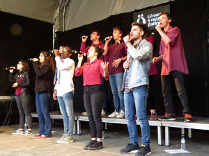 Festival A Cappella 2019. Actuaci&oacute; de Cr&ocirc;matics a la pla&ccedil;a de la Independ&egrave;ncia