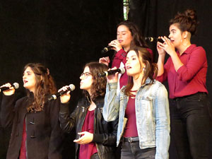 Festival A Cappella 2019. Actuaci&oacute; de Cr&ocirc;matics a la pla&ccedil;a de la Independ&egrave;ncia