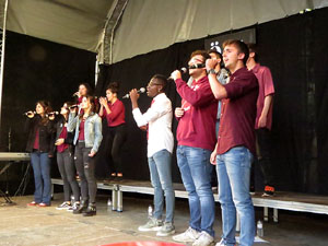Festival A Cappella 2019. Actuaci&oacute; de Cr&ocirc;matics a la pla&ccedil;a de la Independ&egrave;ncia