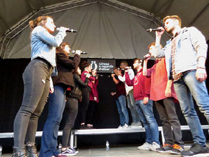 Festival A Cappella 2019. Actuaci&oacute; de Cr&ocirc;matics a la pla&ccedil;a de la Independ&egrave;ncia