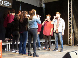Festival A Cappella 2019. Actuaci&oacute; de Cr&ocirc;matics a la pla&ccedil;a de la Independ&egrave;ncia
