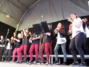 Festival A Cappella 2019. Actuaci&oacute; de Yes the Music! a la pla&ccedil;a de la Independ&egrave;ncia