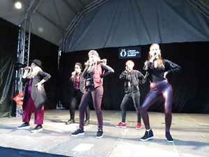 Festival A Cappella 2019. Actuaci&oacute; de Beat Poetry Club a la pla&ccedil;a de la Independ&egrave;ncia
