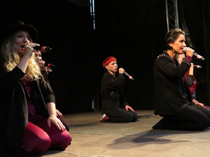Festival A Cappella 2019. Actuaci&oacute; de Beat Poetry Club a la pla&ccedil;a de la Independ&egrave;ncia